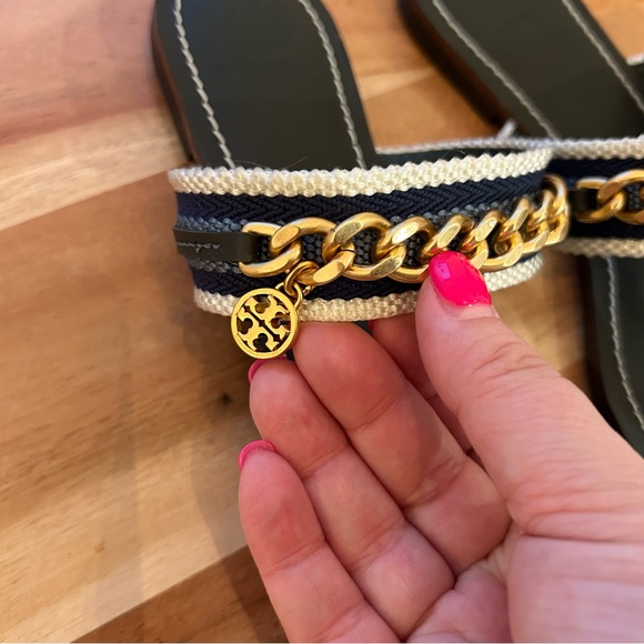 New Tory Burch Mini Benton Chain Thong Sandals Poblano - Picture 4 of 6